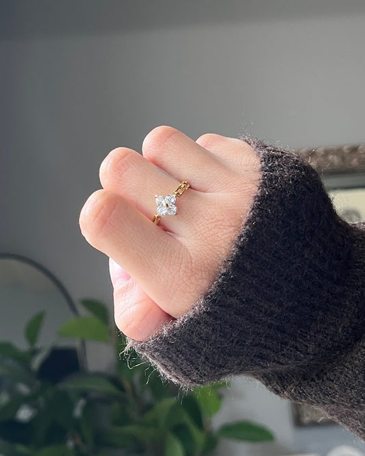 Rhinestone Clover Ring (Size 7)