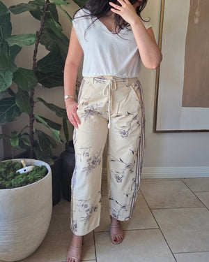 Izzie Printed Daisy Pants-Sand
