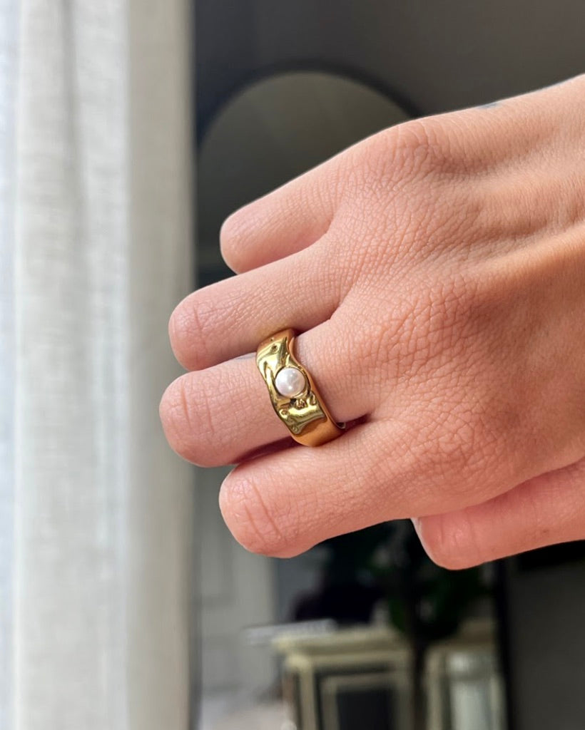 Viviane Pearl Band Ring